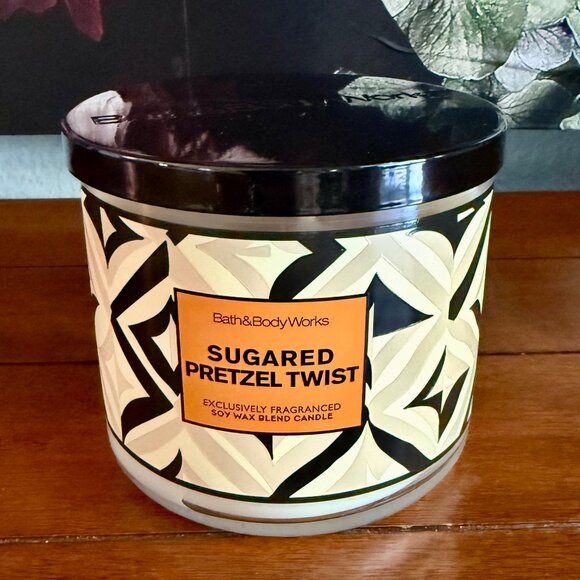 NEW SUGARED PRETZEL TWIST 3-Wick 14.5 oz Candle Bath & Body Works - Picture 1 of 4